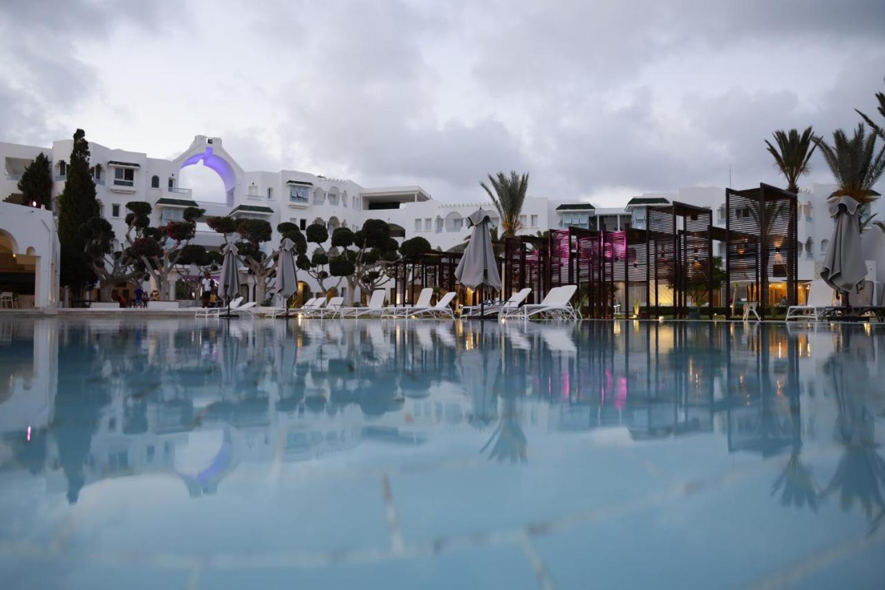 The Mirage Resort & Spa Hammamet Kültér fotó The swimming pool at the hotel
