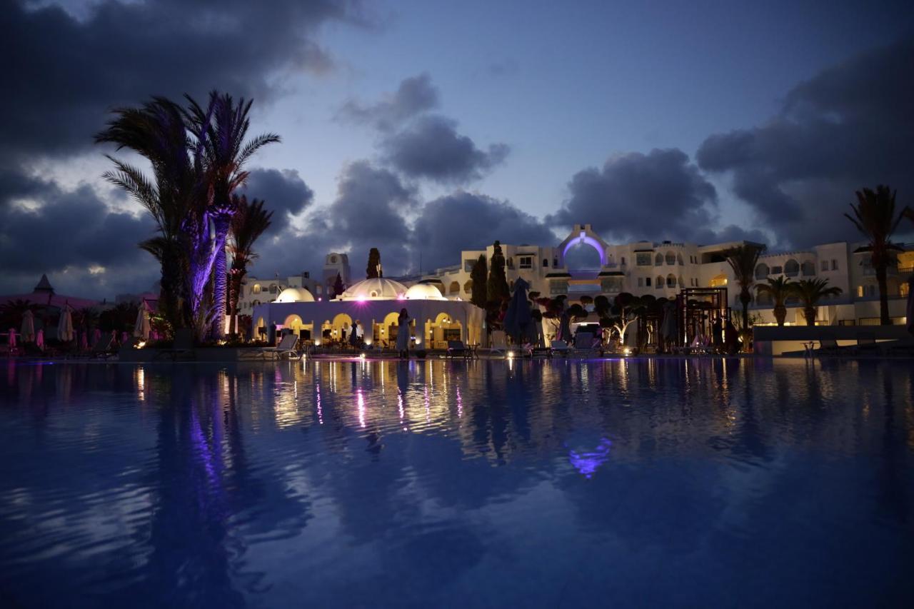 The Mirage Resort & Spa Hammamet Kültér fotó The Royal Mirage Hotel at night