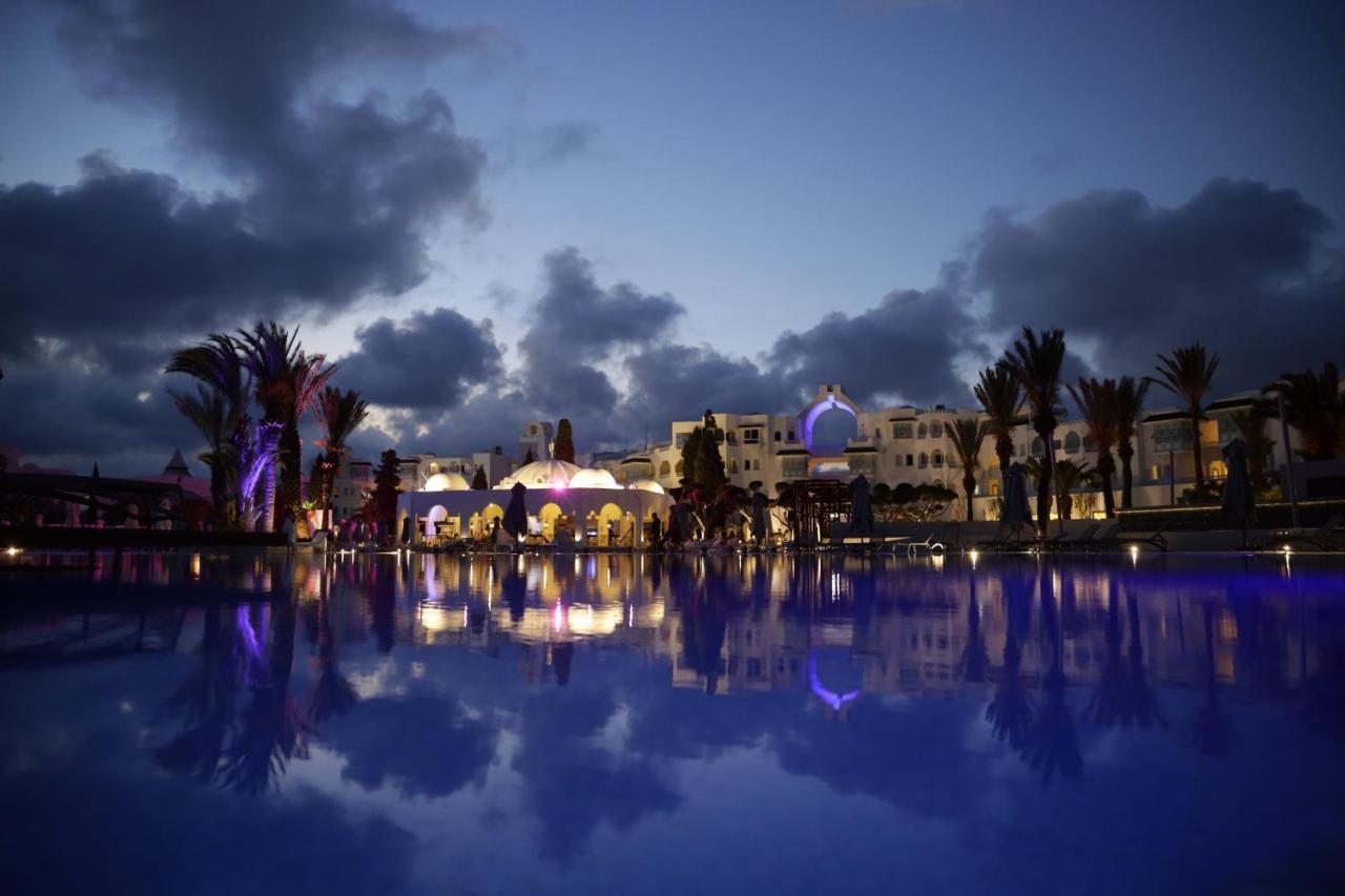 The Mirage Resort & Spa Hammamet Kültér fotó The Royal Mirage Hotel at night