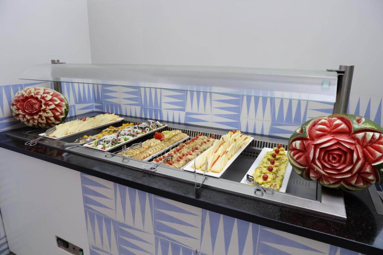 The Mirage Resort & Spa Hammamet Kültér fotó A display case with food