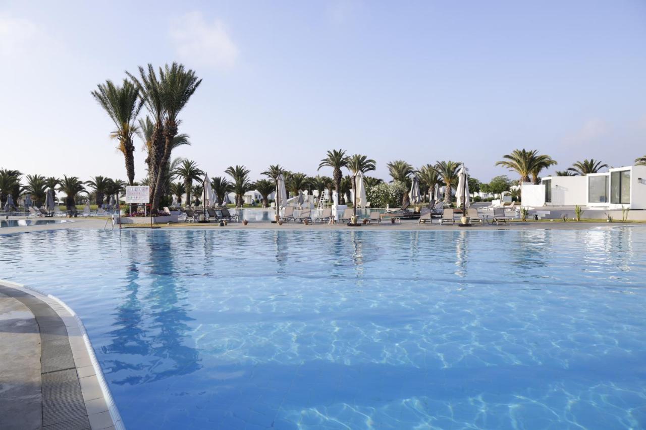 The Mirage Resort & Spa Hammamet Kültér fotó A swimming pool at a hotel in Cyprus